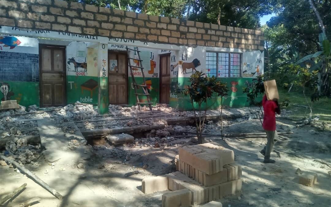 Lavori di ristrutturazione e rifacimento dell’asilo nel villaggio di MJUNI